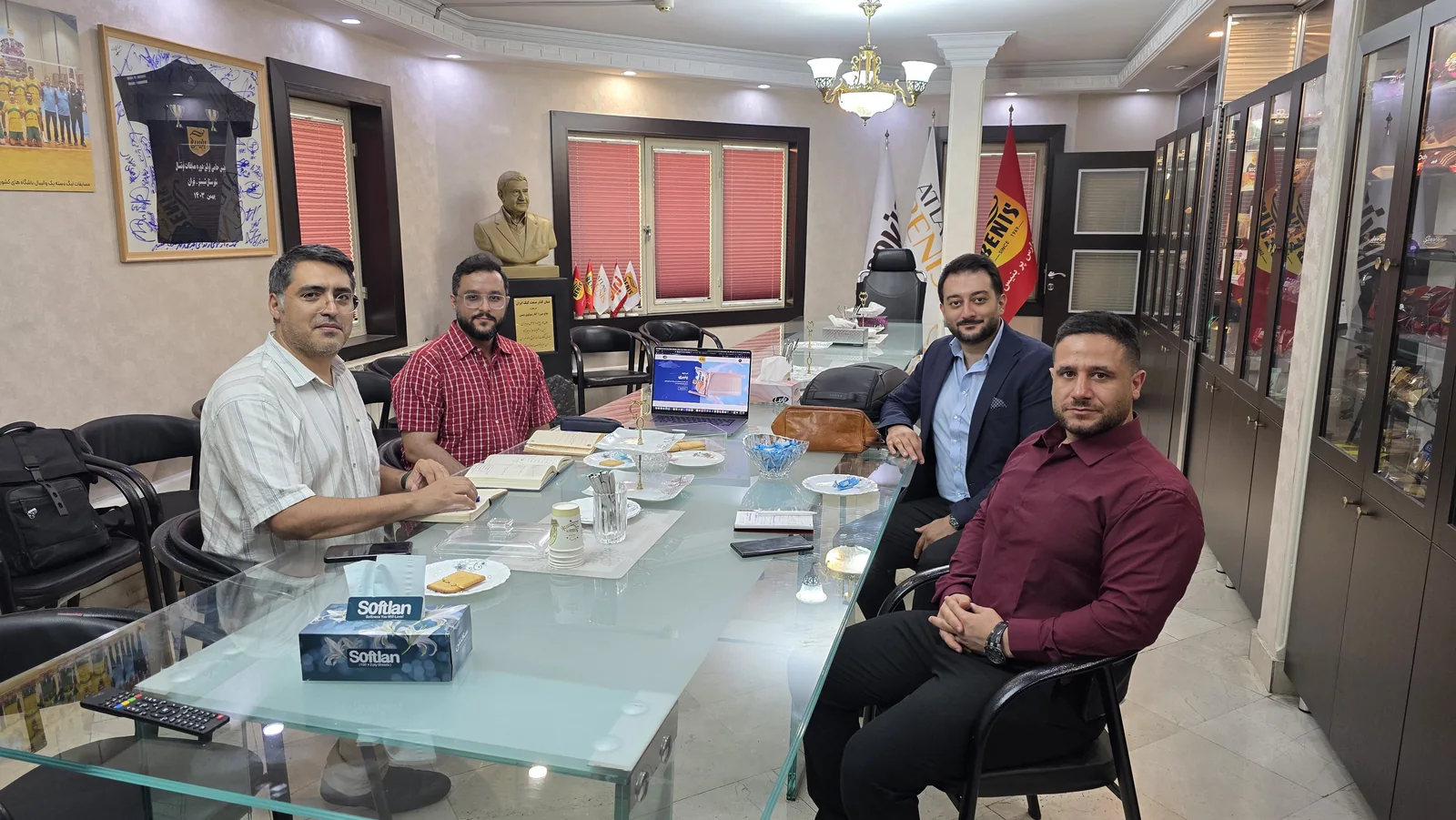 جلسه بریف طراحی سایت بنیس در دفتر مرکزی بنیس